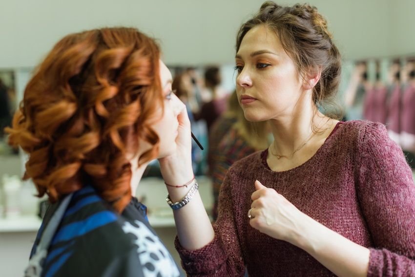 Анна Ненашева делает макияж Ольге Анна Ненашева делает макияж Ольге