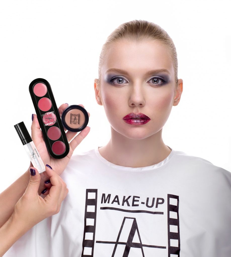 Летний макияж блондинки Мартынова make up atelier шаг 8
